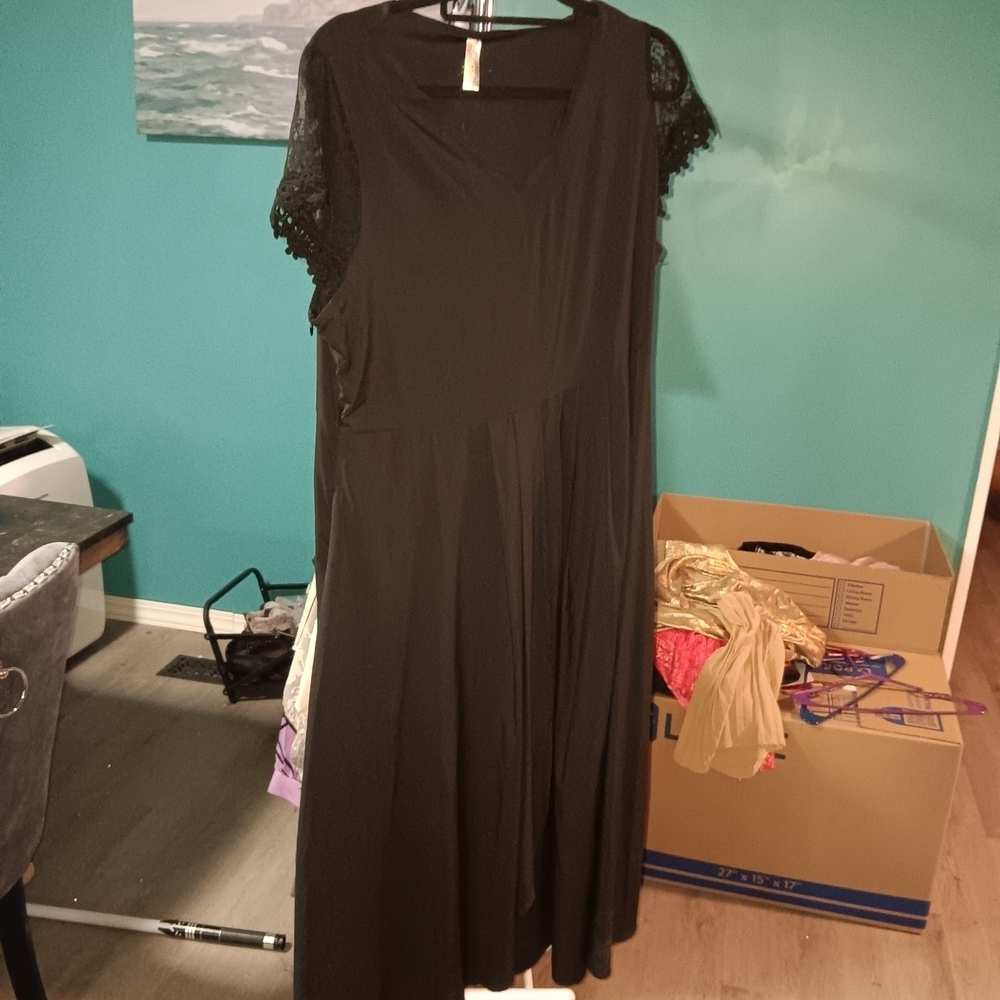Elegant Black Maxi Dress with Lace Detail